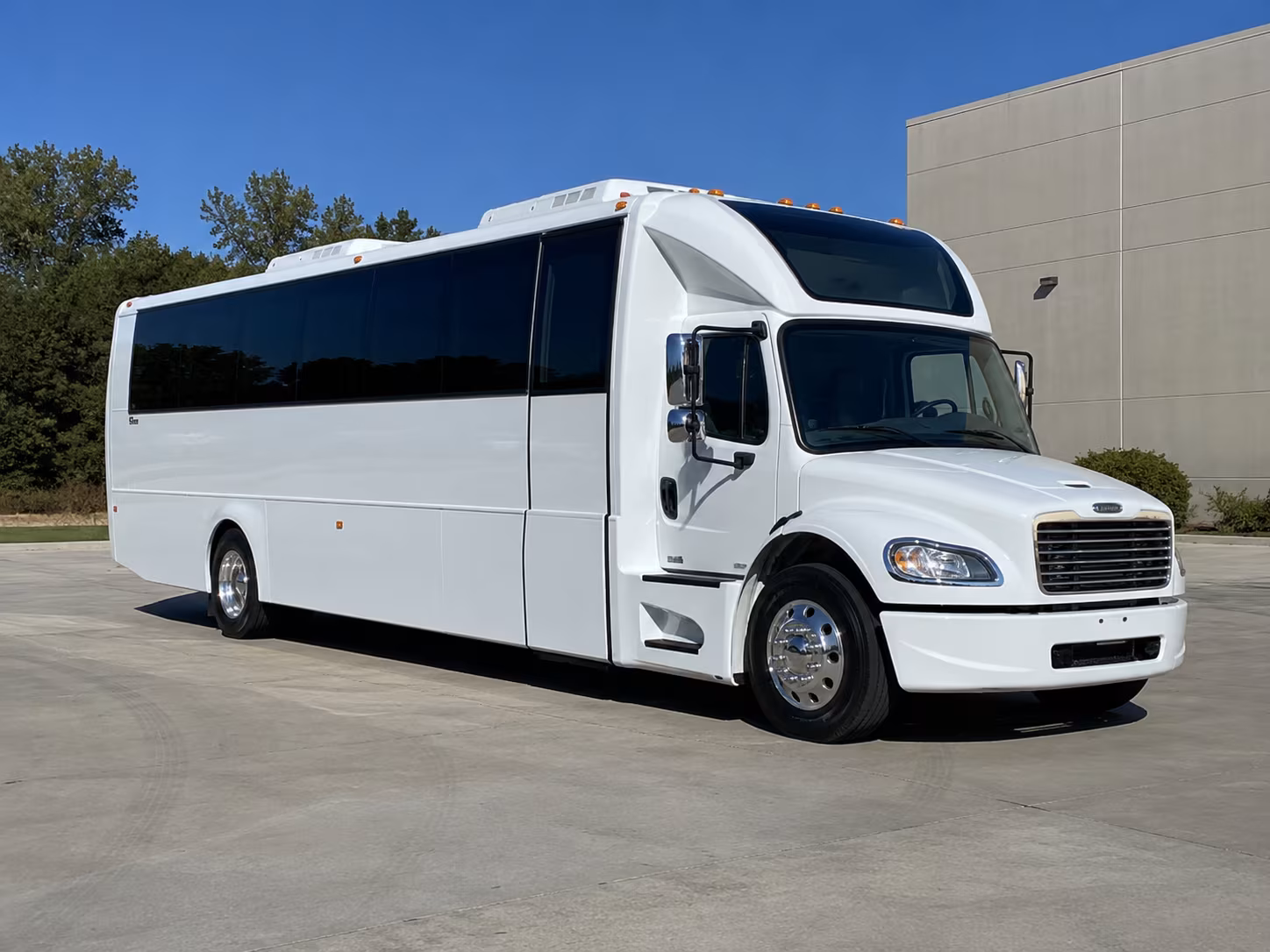 roanoke 28 passenger party bus